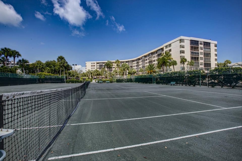 Harbor Towers 4th Fl Modern 3BR with Den House in Siesta Beach