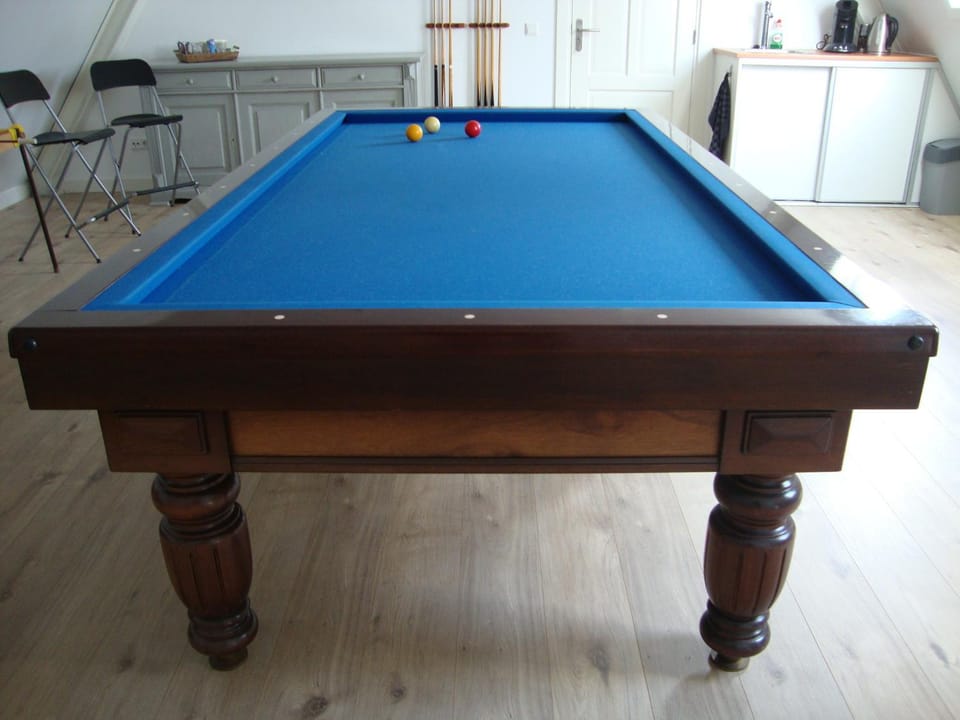 Billiard, On site
