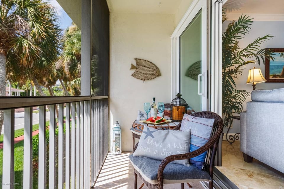 Kingston Arms 2nd Fl Walk to Beach & St. Armands Circle House in Saint Armands Key
