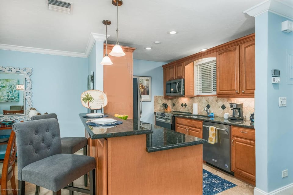 Kingston Arms 2nd Fl Walk to Beach & St. Armands Circle House in Saint Armands Key