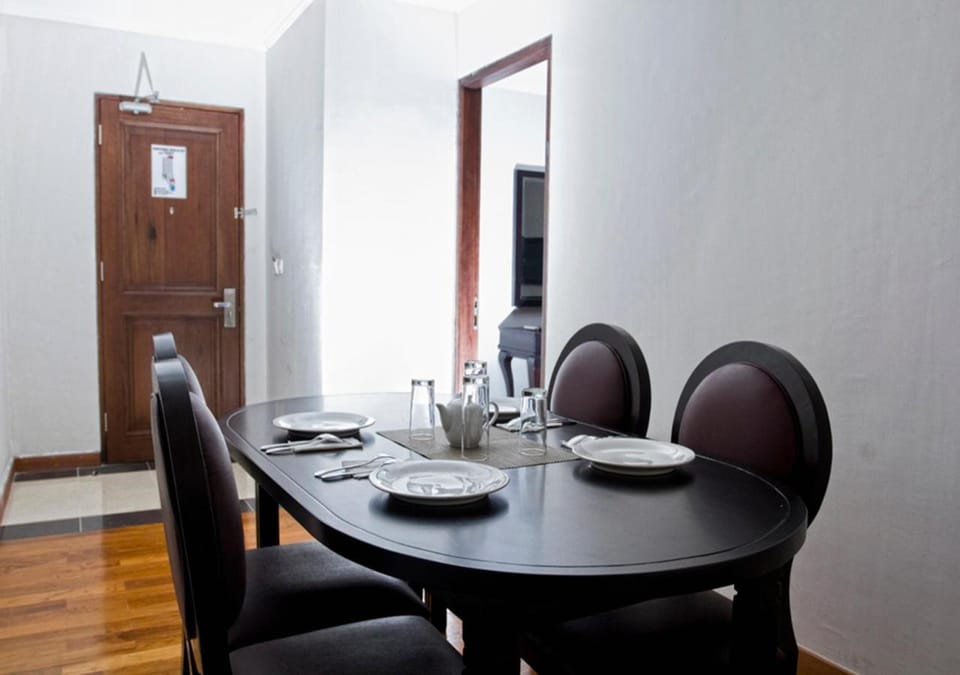 Photo of the whole room, Dining area
