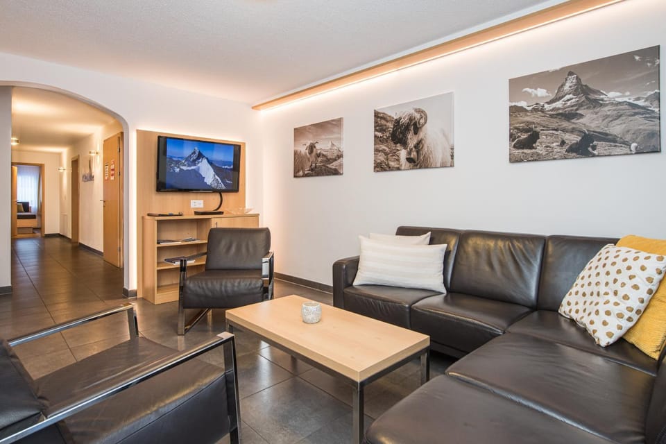 Property building, TV and multimedia, Living room, Seating area