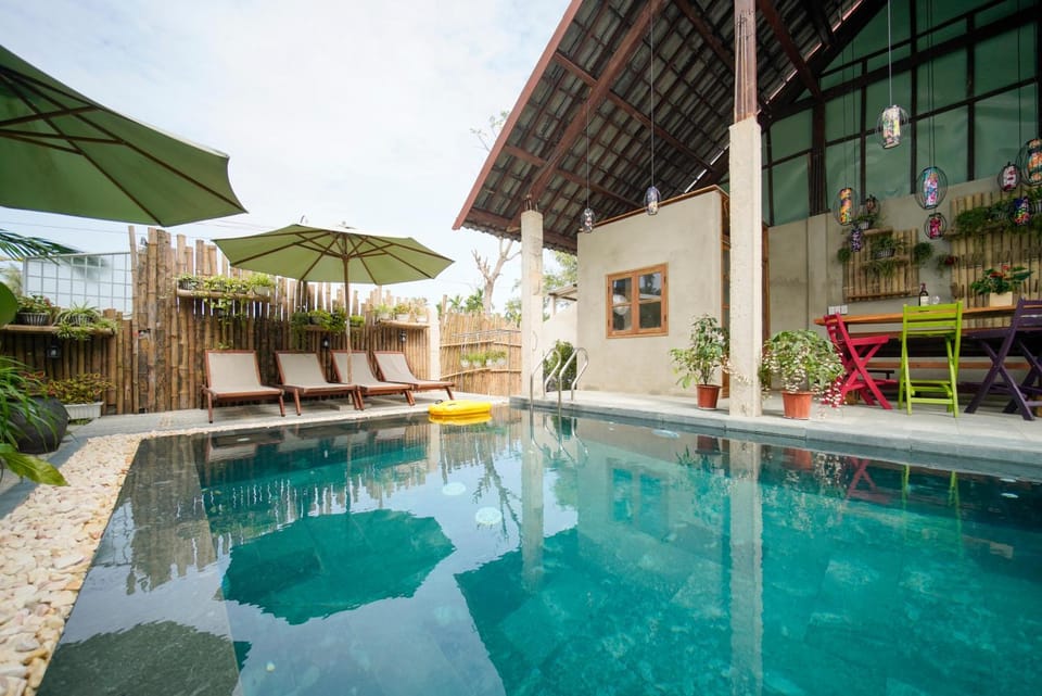 Property building, Patio, Day, Pool view, Swimming pool, sunbed