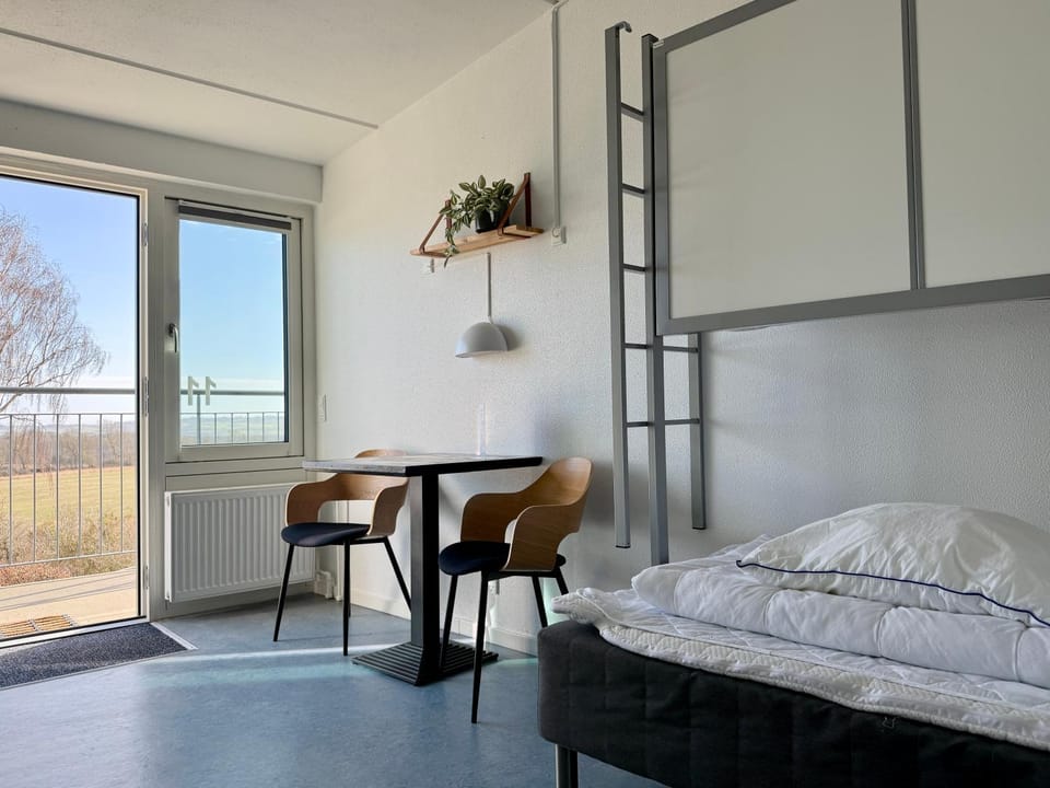 Bed, Dining area, Bedroom, bunk bed