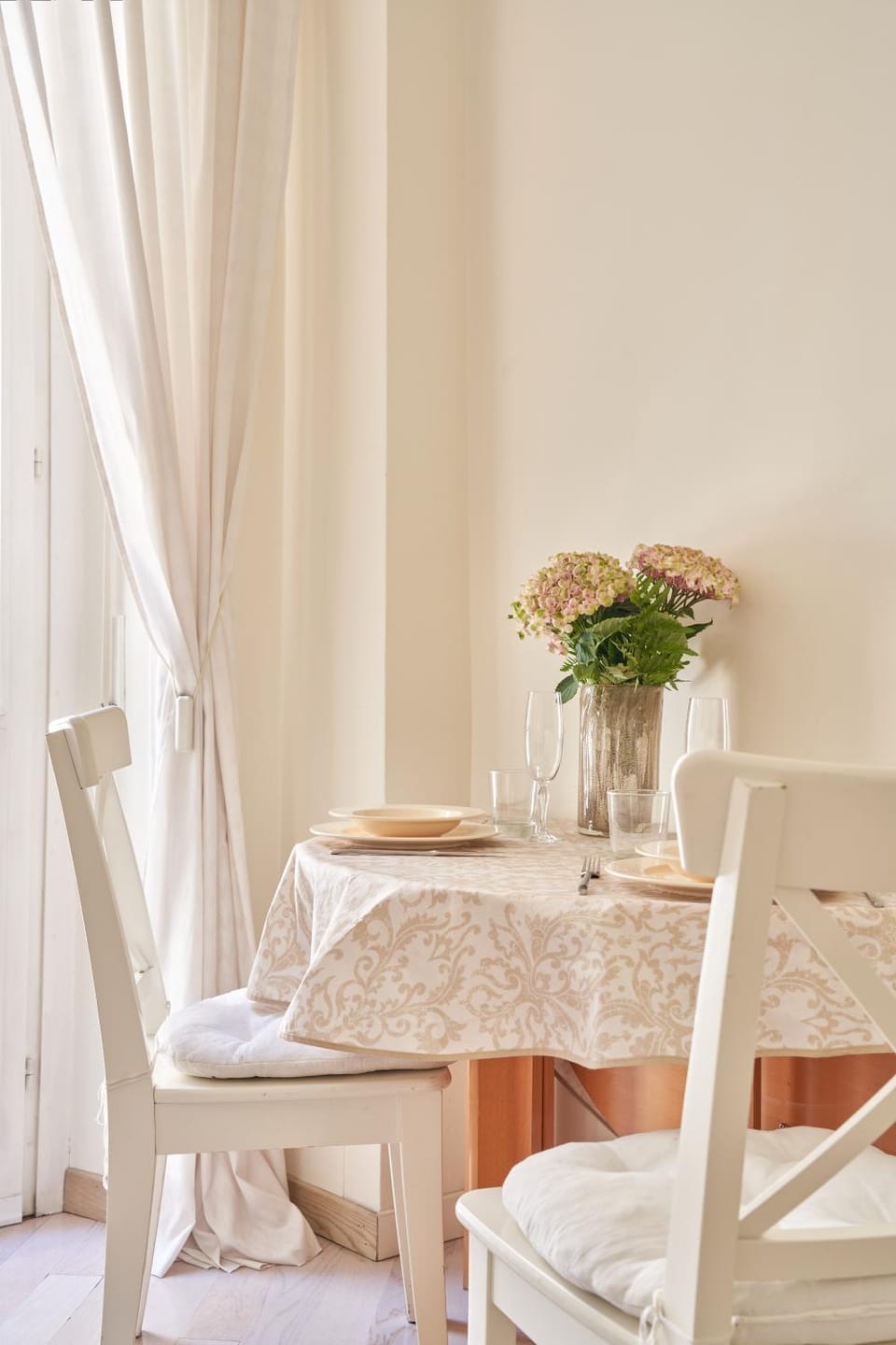 Seating area, Dining area