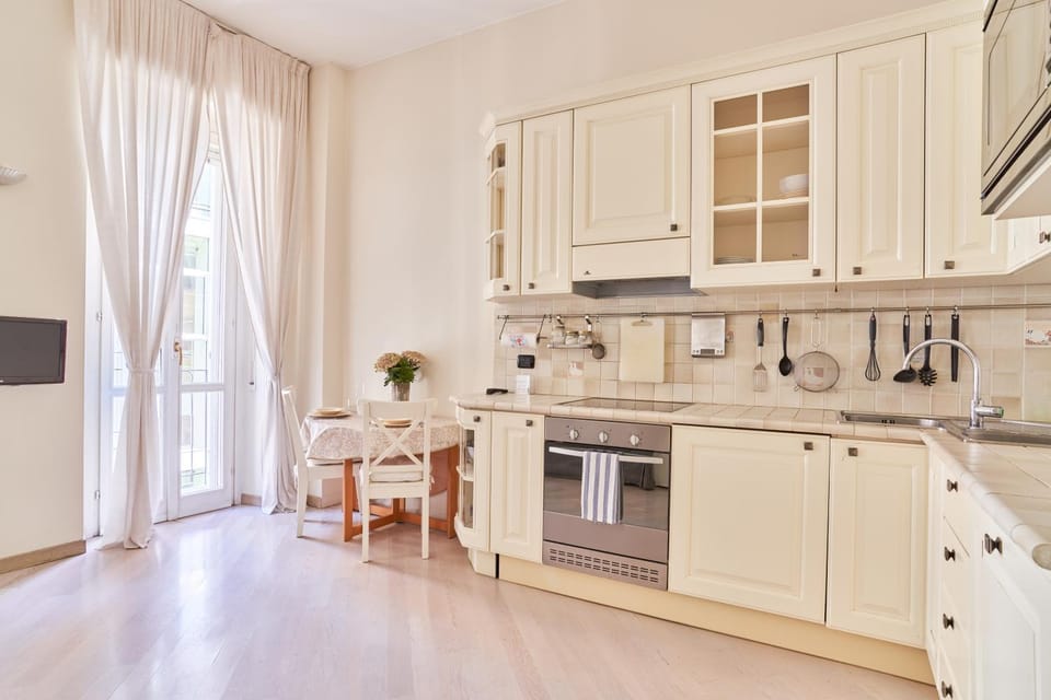 Coffee/tea facilities, Kitchen or kitchenette, Seating area, Dining area, dishwasher, microwave, oven, washing machine, kitchen