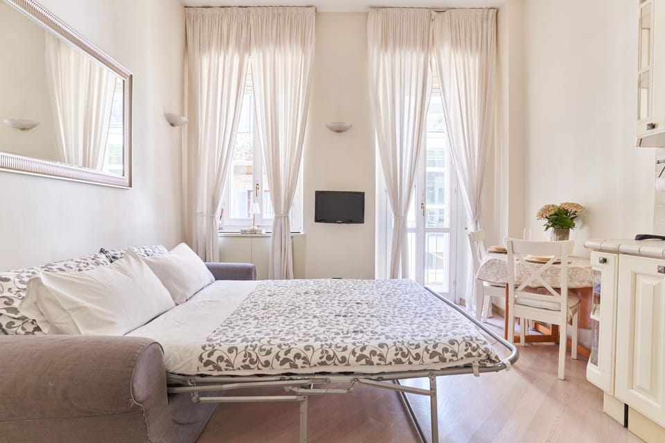Bed, TV and multimedia, Bedroom