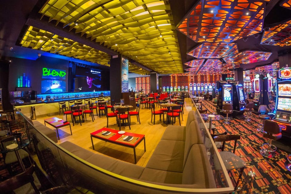 Restaurant/places to eat, Casino, Lounge or bar