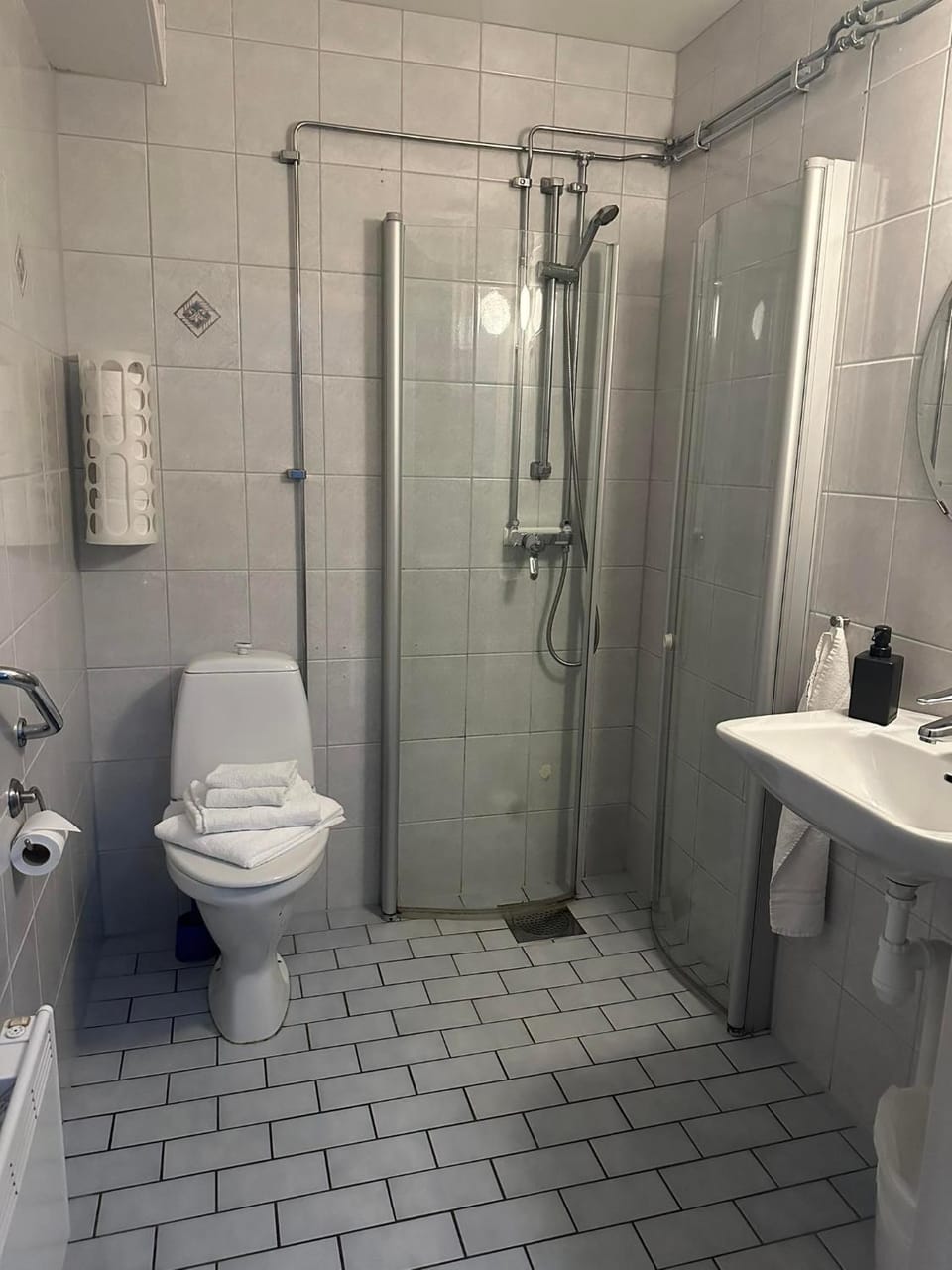 Shower, Toilet, Bathroom, towels