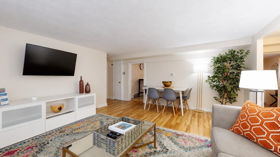 Great 1 bed close to Longwd Med, Fenway, parkng Apartment in Jamaica Plain