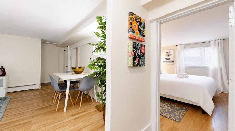 Great 1 bed close to Longwd Med, Fenway, parkng Apartment in Jamaica Plain