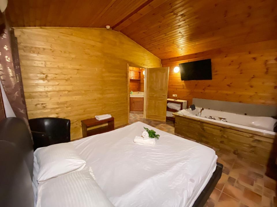 Bed, Hot Tub, Photo of the whole room, Bedroom