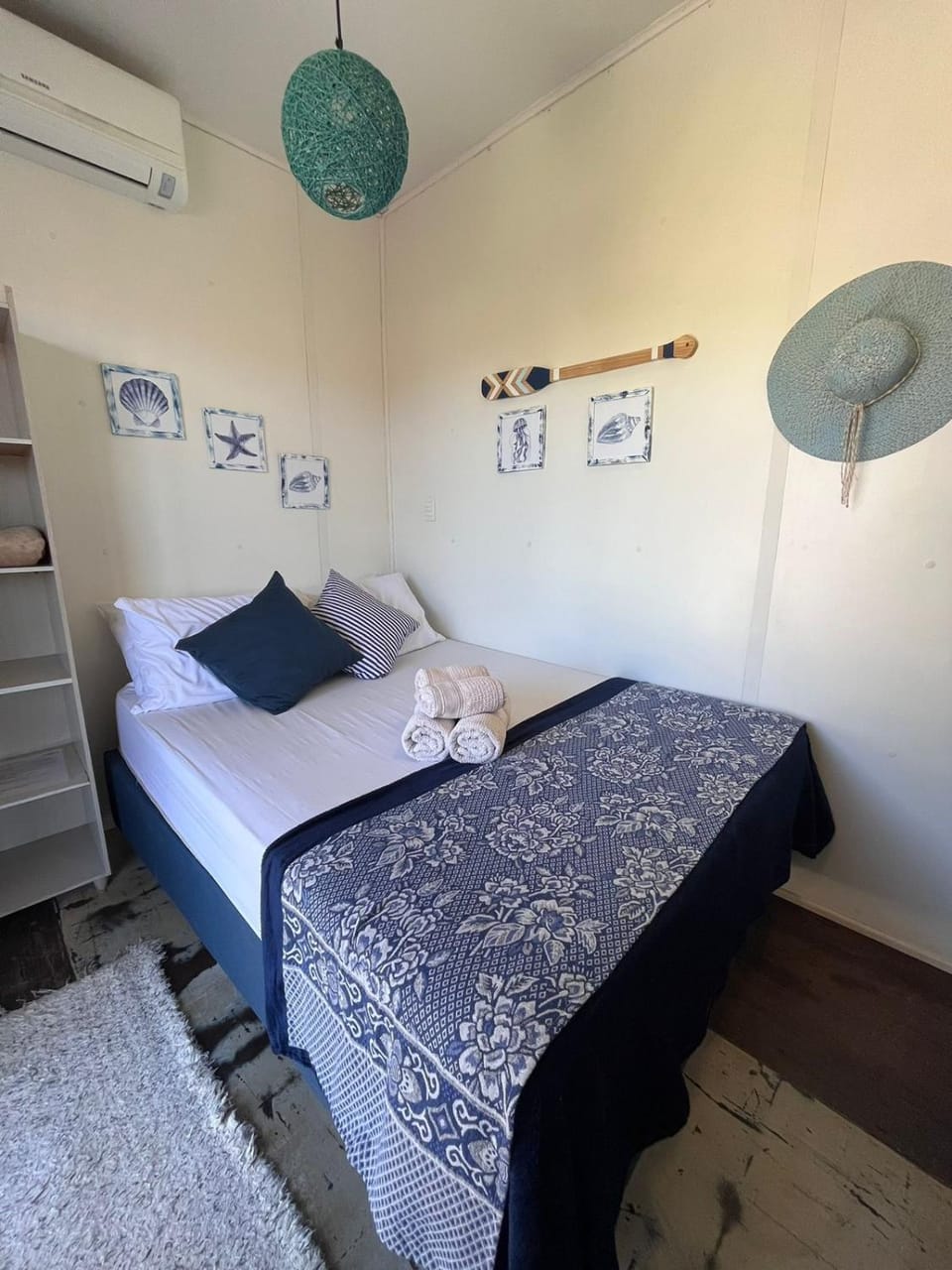Bed, Photo of the whole room, Bedroom, towels, air conditioner