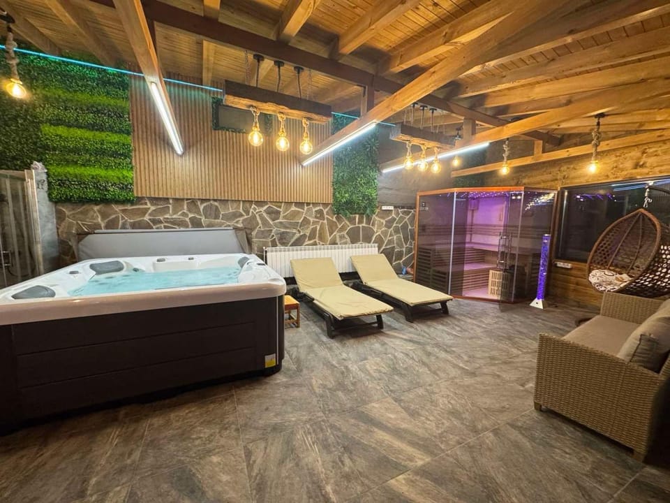 Natural landscape, Hot Tub, Sauna, Seating area, sunbed