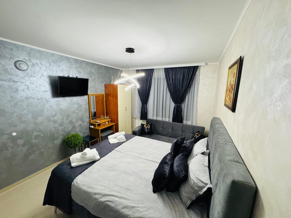 TV and multimedia, Balcony/Terrace, Photo of the whole room, Bedroom