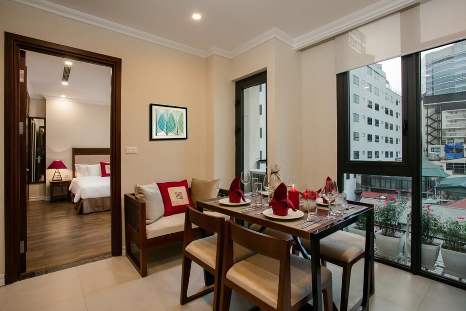 Coffee/tea facilities, Kitchen or kitchenette, Living room, Seating area, Dining area
