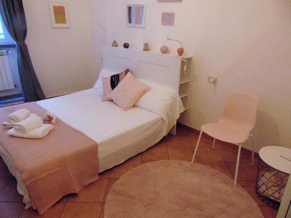 Bed, Other, Photo of the whole room, Decorative detail