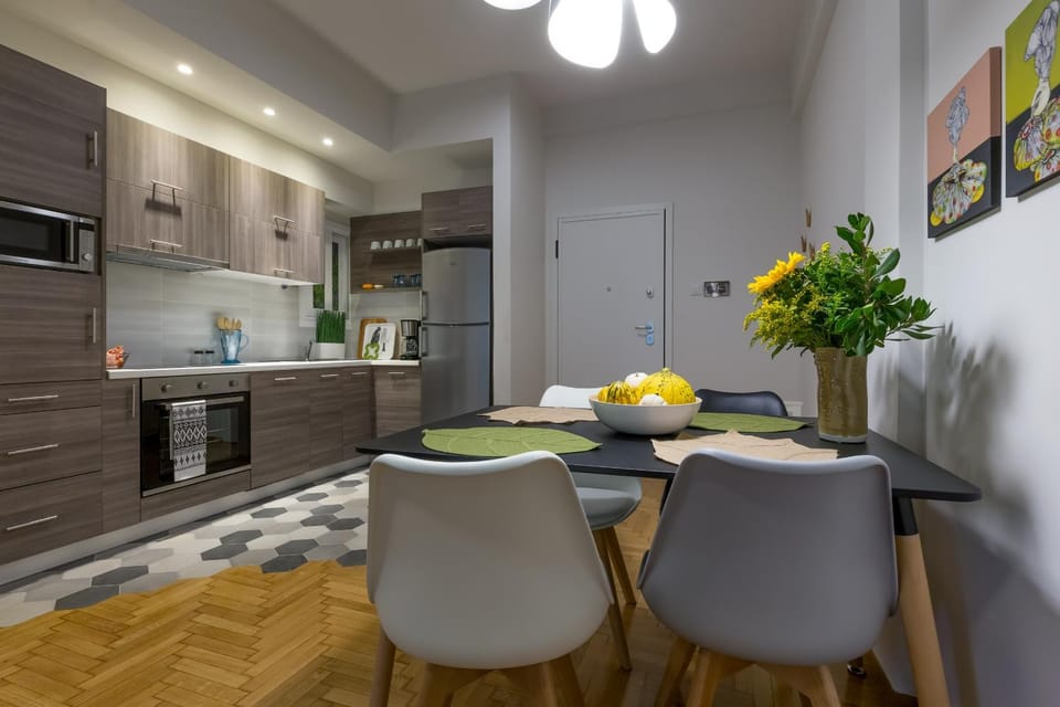 Kitchen or kitchenette, Dining area