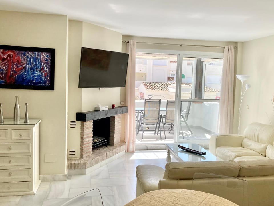 TV and multimedia, Living room, Seating area, Dining area