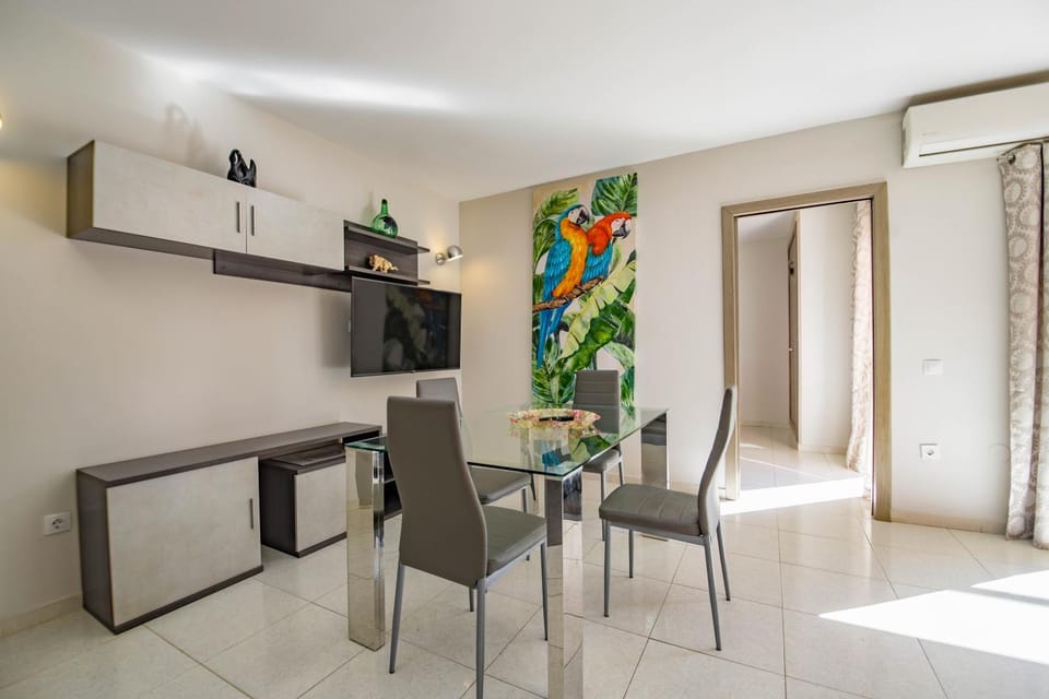 TV and multimedia, Dining area