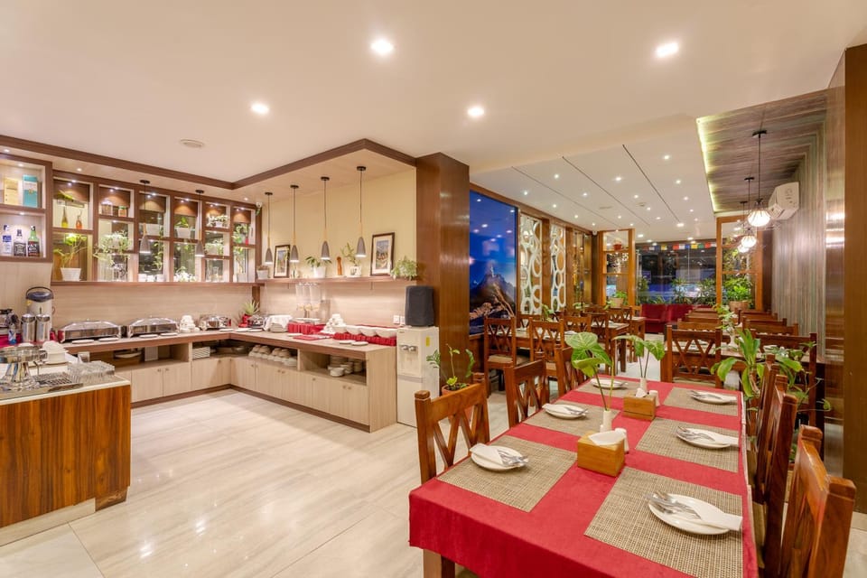 Food and drinks, Seating area, Food, Drinks