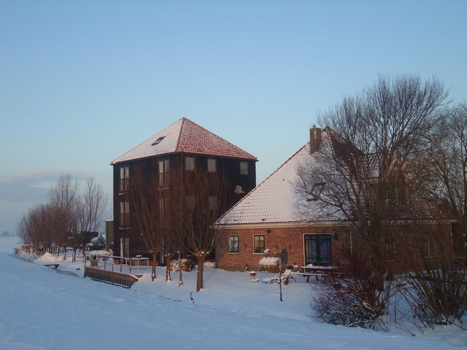Facade/entrance, Area and facilities