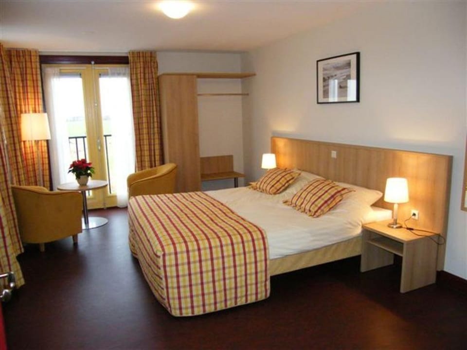 Bed, Seating area