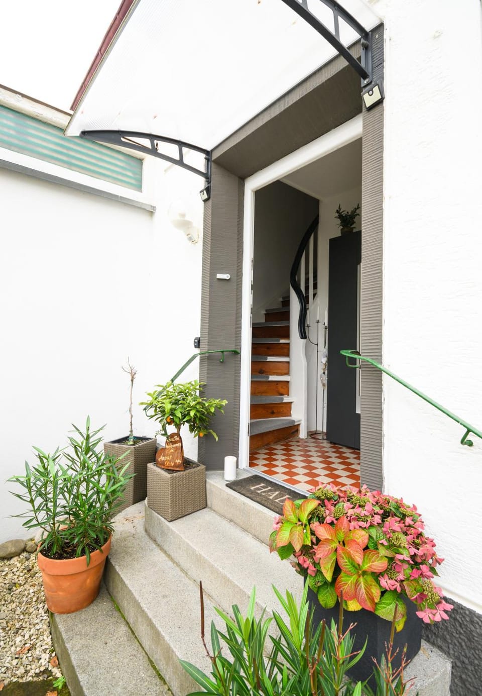 Patio, Facade/entrance