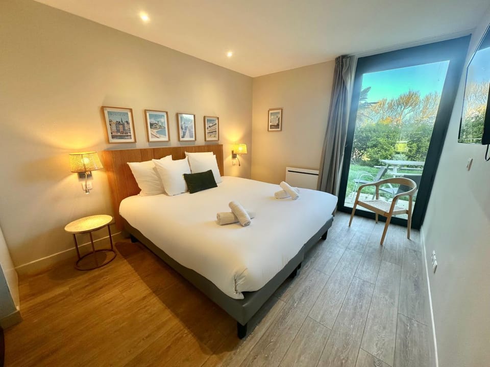 Bed, Natural landscape, TV and multimedia, View (from property/room), Balcony/Terrace, Photo of the whole room, Bedroom