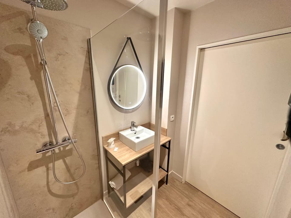 Shower, Bathroom, towels