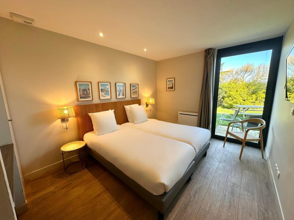 Bed, View (from property/room), Balcony/Terrace, Photo of the whole room, Seating area, Bedroom, Garden view