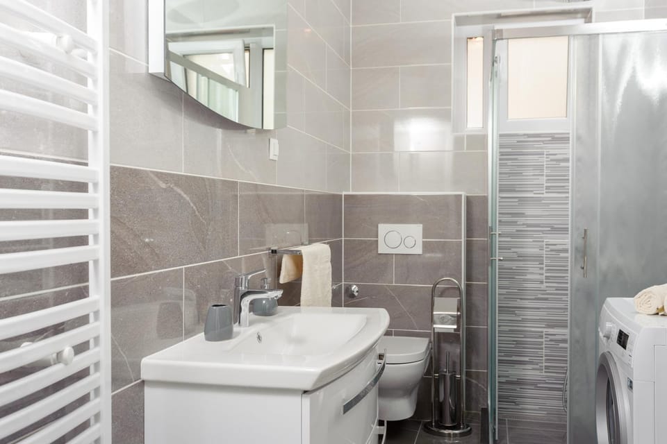 Shower, Toilet, Bathroom, towels, washing machine