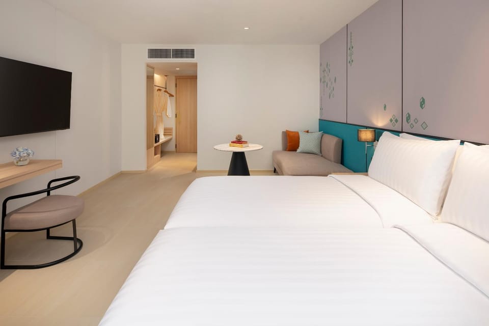 Bed, TV and multimedia, Seating area, Bedroom