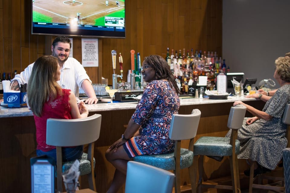 Restaurant/places to eat, Lounge or bar, Lounge or bar