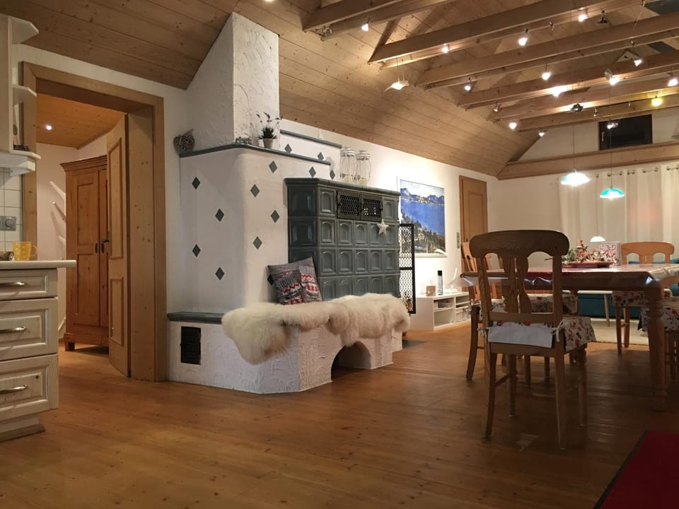 Living room, Photo of the whole room, Decorative detail, Seating area, Dining area