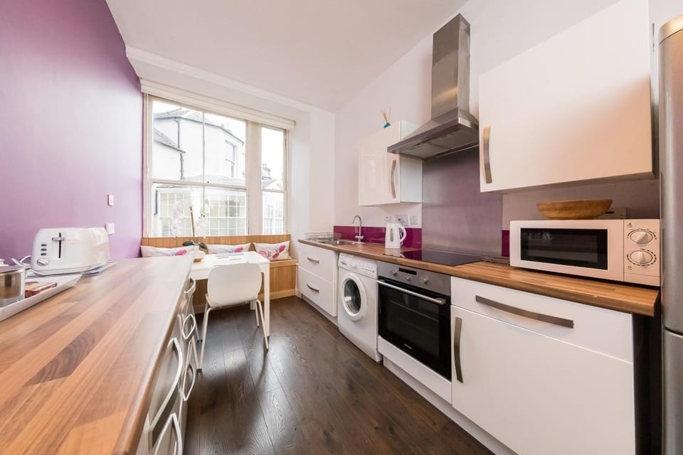 Kitchen or kitchenette, Dining area, minibar, pet friendly, stove, toaster