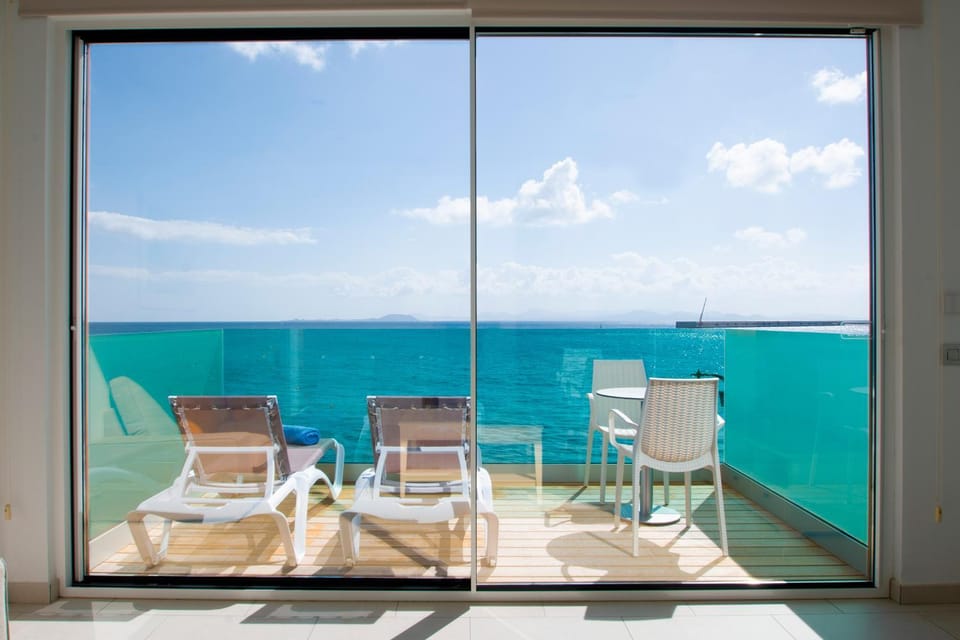 Natural landscape, Solarium, View (from property/room), Balcony/Terrace, Beach, Landmark view, Sea view, heating, internet, sunbed, towels, air conditioner