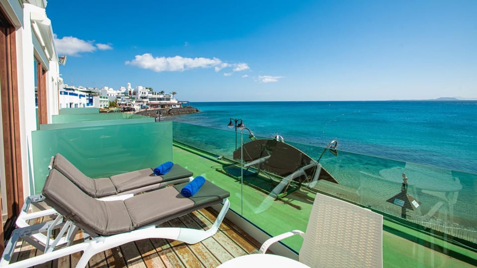 Natural landscape, Solarium, Dining area, Beach, Landmark view, Sea view, internet, sunbed, towels, air conditioner