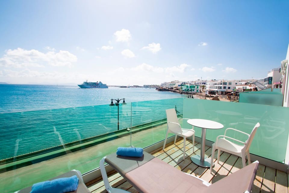 Natural landscape, Solarium, View (from property/room), Balcony/Terrace, Dining area, Beach, Landmark view, Sea view, internet, sunbed, towels, air conditioner