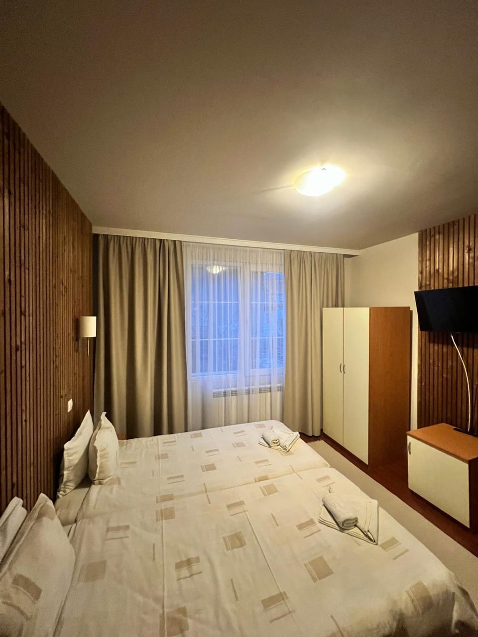 Bed, TV and multimedia, Photo of the whole room, wardrobe