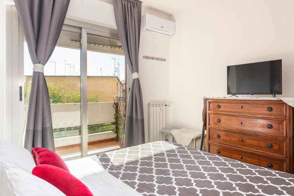 Bed, TV and multimedia, Balcony/Terrace, Photo of the whole room, Bedroom, air conditioner