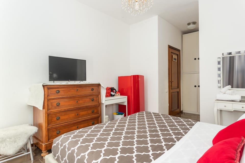 Bed, TV and multimedia, Photo of the whole room, Bedroom, wardrobe