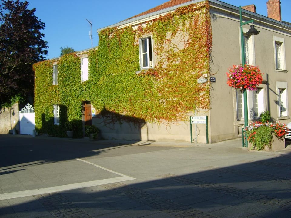 Property building, Neighbourhood