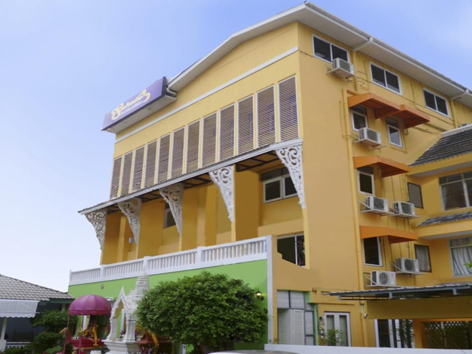 Facade/entrance