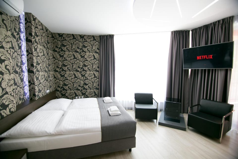 Bed, TV and multimedia, Photo of the whole room