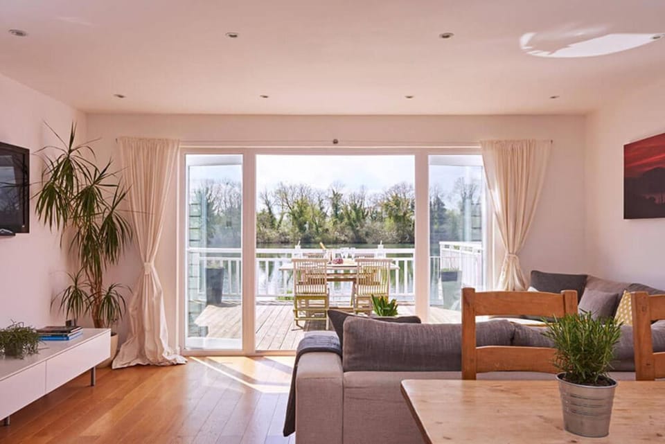 BBQ facilities, Balcony/Terrace, Living room, Seating area, Lake view, Lake view
