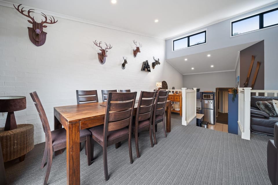 Acacia 2 - Modern 3BR Townhouse l Bath l WiFi l BBQ l Foxtel House in Jindabyne
