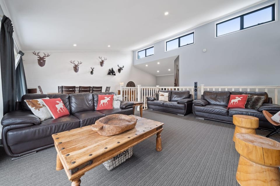 Acacia 2 - Modern 3BR Townhouse l Bath l WiFi l BBQ l Foxtel House in Jindabyne
