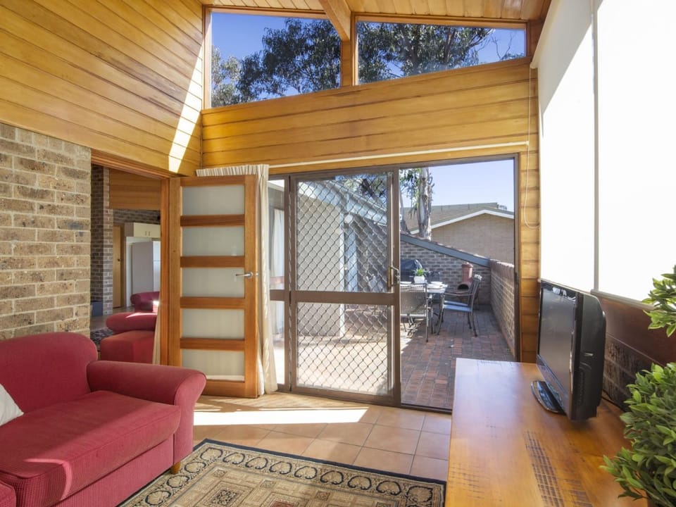 Bundilla 4 - 3BR l Balcony l BBQ l Lake Views l WiFi l Sauna House in East Jindabyne