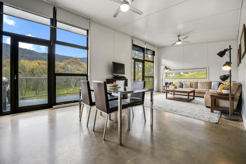 Ecocrackenback Luxe Chalet 3 House in Crackenback